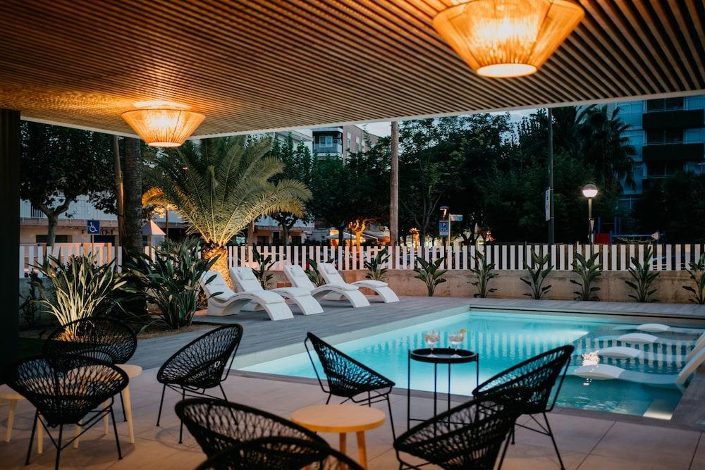 Monica Hotel Камбрілс Екстер'єр фото