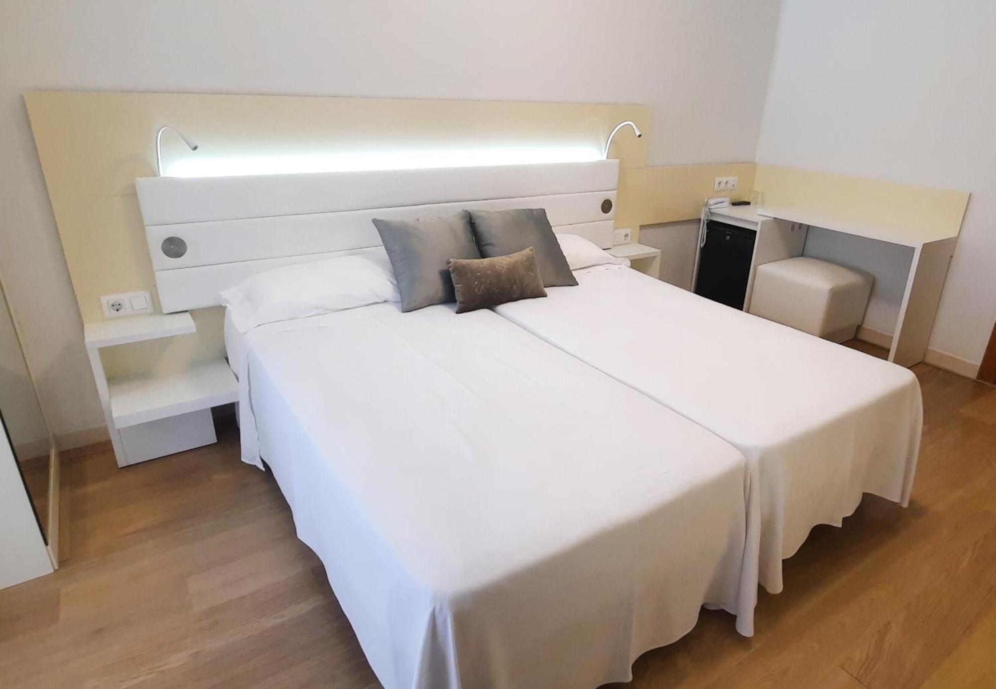 Monica Hotel Камбрілс Номер фото